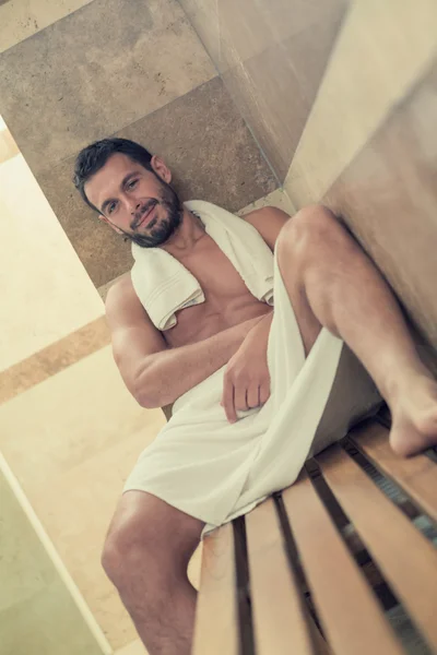 Barba preta despida homem relaxante no spa — Fotografia de Stock
