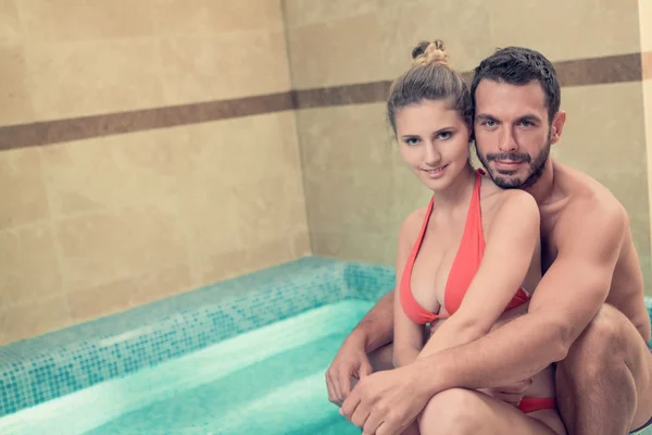 Молода усміхнена пара розслабляється у ванній в спа-салоні — стокове фото