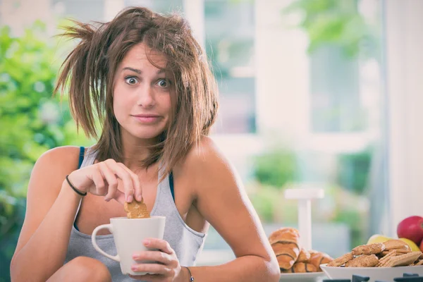 Young messy woman have breakfast in the kitchen — Stock Photo, Image