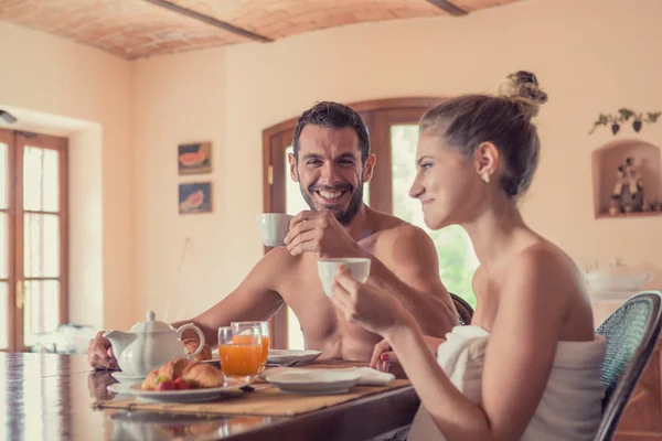 Junges unbekleidetes Paar frühstückt am Morgen — Stockfoto