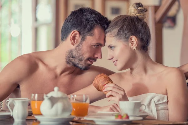 Jovem casal despido tomar café da manhã — Fotografia de Stock