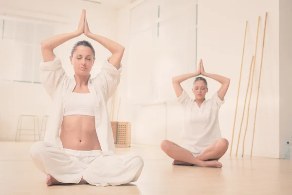 Två blonda flickan gör yoga på gym — Stockfoto
