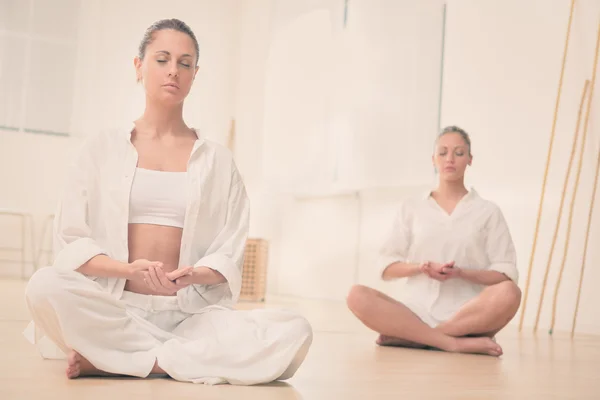 Dos chica rubia hacer yoga en el gimnasio —  Fotos de Stock