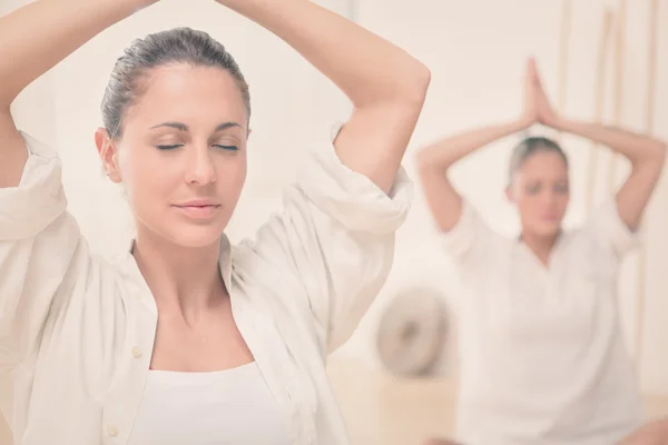 Dos chica rubia hacer yoga en el gimnasio —  Fotos de Stock