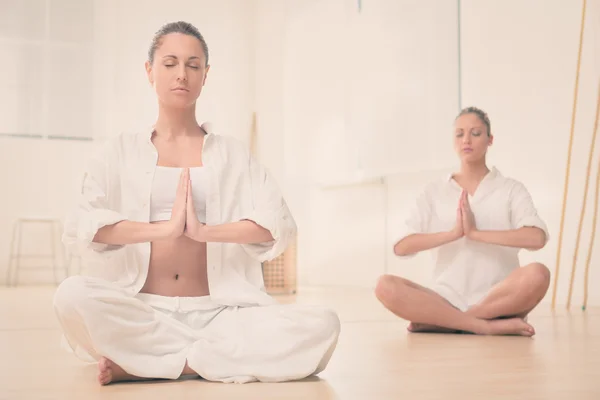 Dos chica rubia hacer yoga en el gimnasio —  Fotos de Stock