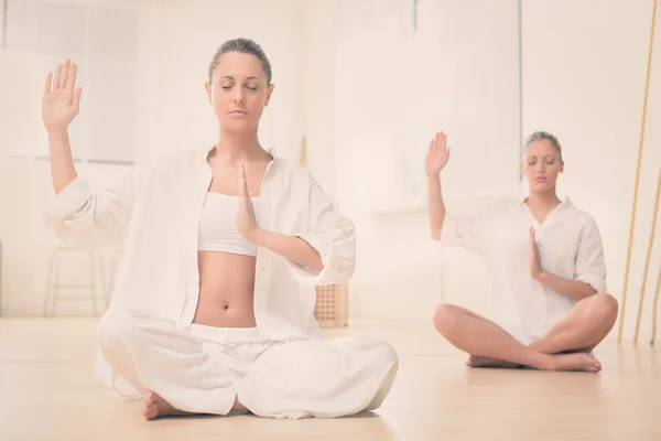 Två blonda flickan gör yoga på gym — Stockfoto