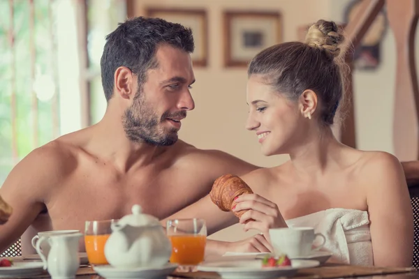 Jonge kleedde paar ontbijten in de ochtend — Stockfoto