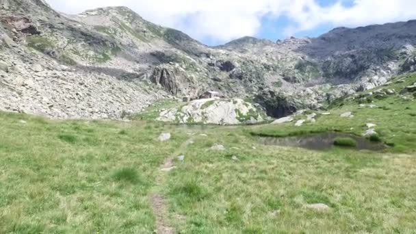 Похід по гірській стежці — стокове відео