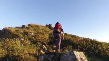 kadın dağ izi hiking