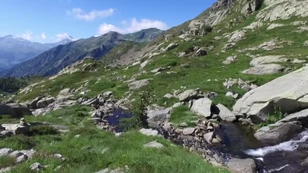 Senderismo en sendero de montaña a lo largo del lago — Vídeo de stock