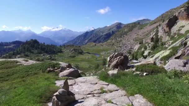 Pěší turistika na horské stezce — Stock video