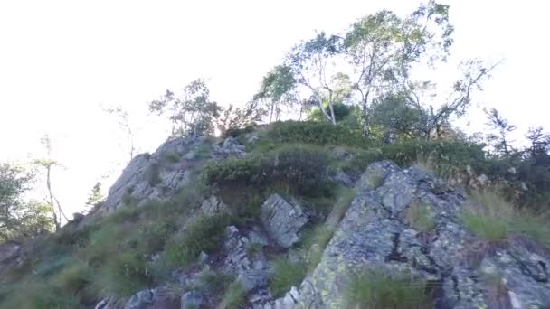 Похід по гірській стежці до сонця — стокове відео