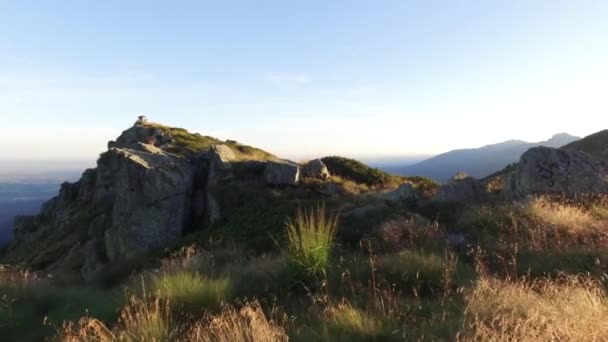 Randonnée sur sentier de montagne — Video