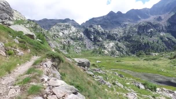 Senderismo en sendero de montaña — Vídeo de stock