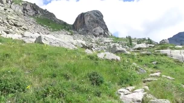 Wandelen op de berg rotsachtige op hoogteweg — Stockvideo