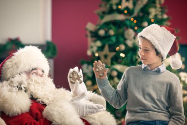 çocuk ve Noel Baba gingerbreads holding