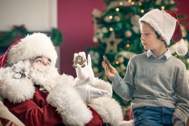 çocuk ve Noel Baba gingerbreads holding