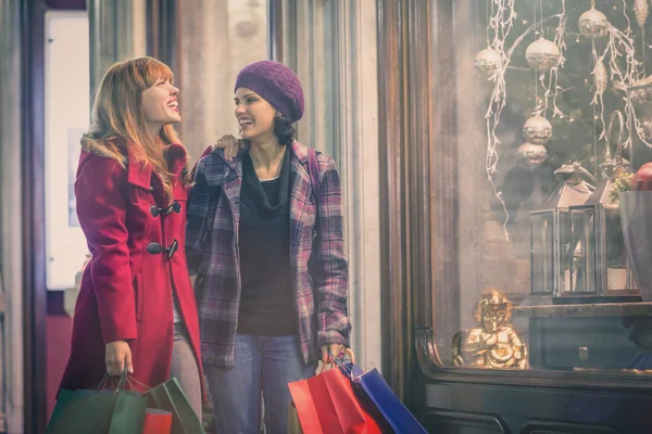 Las mujeres de compras durante la época de Navidad —  Fotos de Stock