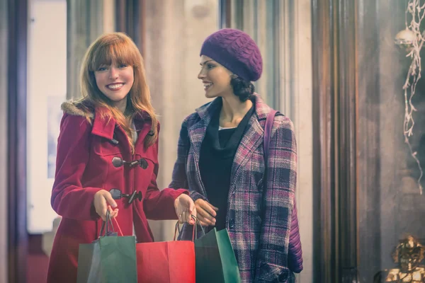 Las mujeres de compras durante la época de Navidad — Foto de Stock