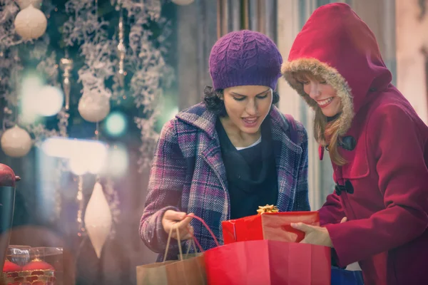 Frauen kaufen in der Weihnachtszeit ein — Stockfoto