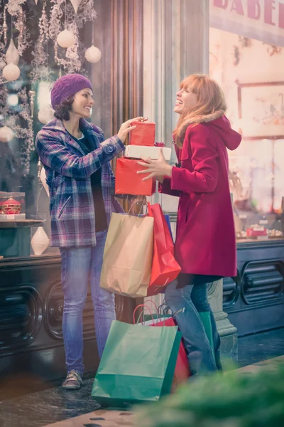 Mulheres caminhando com sacos de compras — Fotografia de Stock