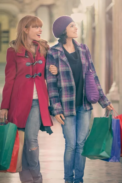 Frauen gehen mit Einkaufstaschen — Stockfoto