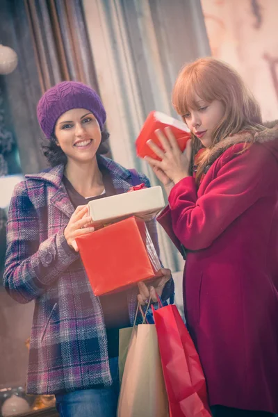 Frauen mit Geschenken in der Weihnachtszeit — Stockfoto