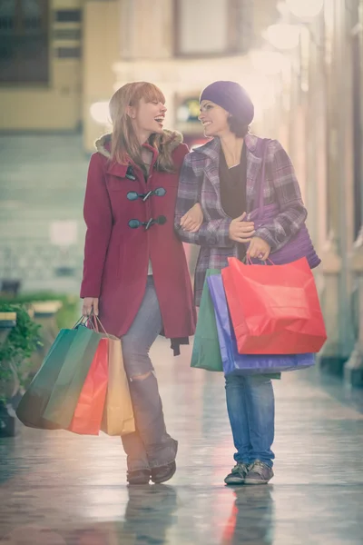 Mujer Walking with Bolsas de compras —  Fotos de Stock