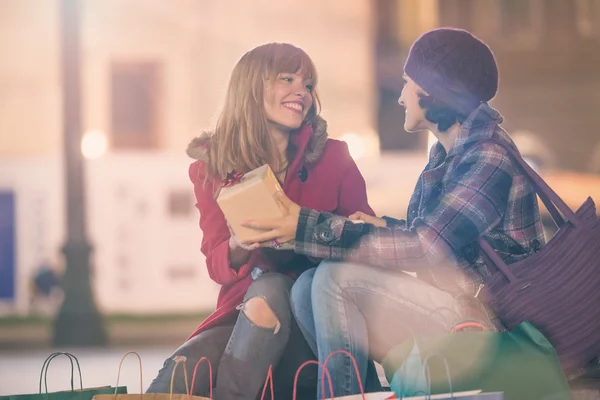 Mujer dando regalos a un amigo — Foto de Stock