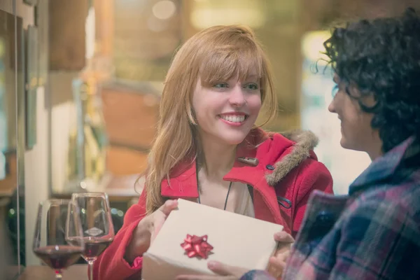 Vrouw geven kerstcadeau aan vriend — Stockfoto