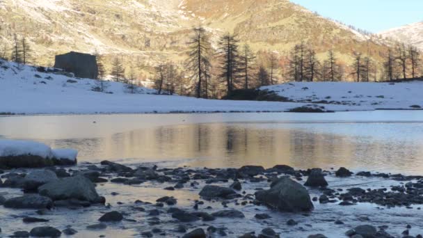 Winter rivier stroomt naar bevroren bergmeer — Stockvideo