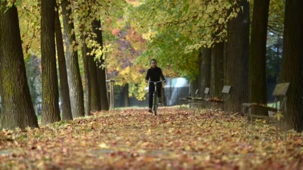 Vrouw rijdt fiets — Stockvideo