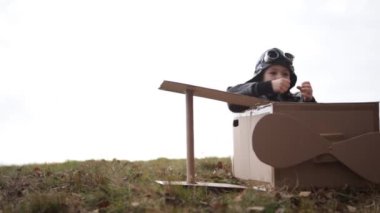 karton uçak ile küçük pilot çalış