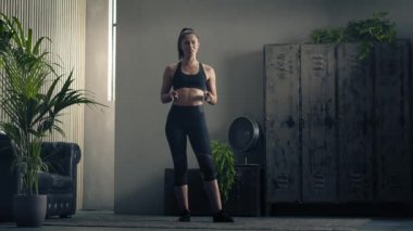 Çevrimiçi eğitim sırasında uzaktan profesyonel fitness eğitmeni. Genç bayan bir eğitim dersi veriyor. Yavaş çekim