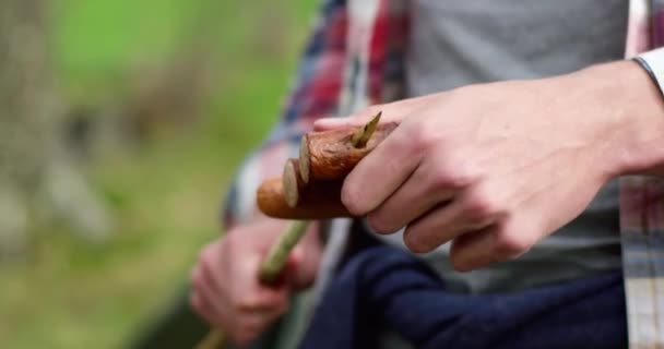 Close up de mão de um homem comendo comida durante um acampamento no outono — Vídeo de Stock