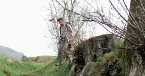 Homem a andar com o seu cão fiel. Homem escalando a montanha com seu cachorro. — Vídeo de Stock