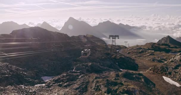 Téléphérique vue sur les montagnes rocheuses, beau paysage de montagne enneigé en arrière-plan dans une journée d'été ensoleillée — Video
