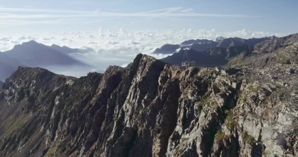 바위가 많은 절벽이 공중에 떠 있다. 맑은 여름날이면 산봉우리를 덮고 있는 구름의 아름다운 풍경 — 비디오