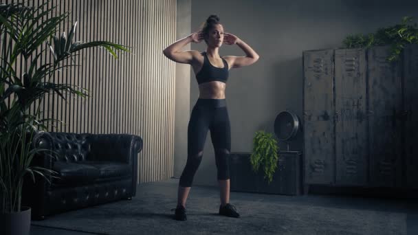 Fokuseret fit kvinde gør heisman motion derhjemme. Langsom bevægelse – Stock-video