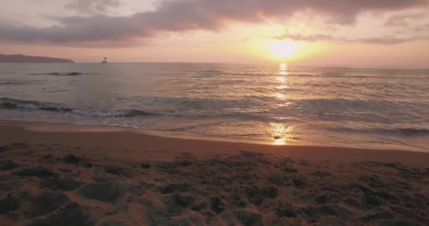 Zomer achtergrond, zon gaat onder, in een rode, oranje en gele zonsondergang. Zon komt op, licht schijnt in het zand. — Stockvideo