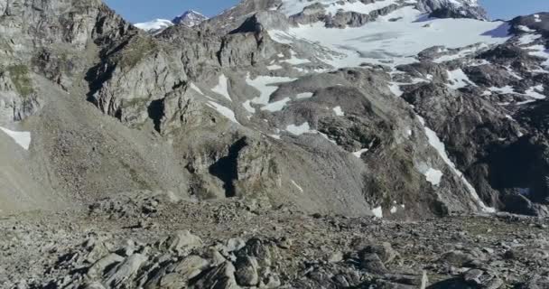Utsikt över stenig och snöig bergstopp, Klippor på golvet och blå himmel på baksidan av bergskedjan — Stockvideo