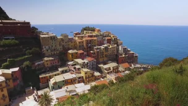 Spektakuläre Küstenlandschaft in den Cinque Terre im Sommer. Die Klippen farbiger Häuser sehen aus wie Blumen. Bunte Landschaft.Blaues Meer und Himmel in einer sonnigen Reise — Stockvideo