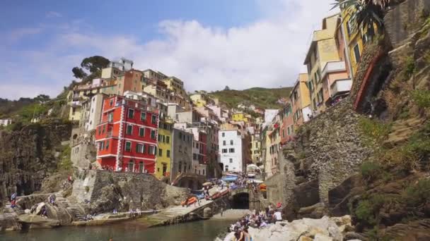 Cámara lenta de la costa de Cinque Terre en Liguria, Italia. Mar, edificio característico de color, personas que yacen en la playa — Vídeo de stock