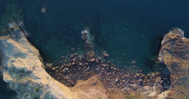 Luftaufnahme der natürlichen und wilden Küste Siziliens im Sommer. Drohnenblick auf schöne weiße Bucht in Salina, Felsen, blaues Meer, Büsche — Stockvideo