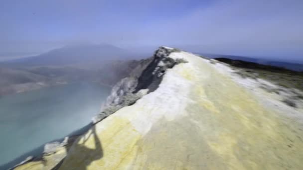 360 graden, standpunt draaien 360 graden met camera van bergketen en meer in de zomer. 360 graden draaiend uitzicht op de bergen panorama met meer in Birmanië, Birma — Stockvideo