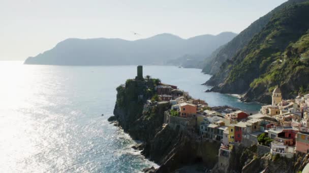 Houses on cliff of the Vernazza village, popular destination for tourism in Cinque Terre National Park, a UNESCO World Heritage Site, Vernazza, Liguria, Italy — Stock Video