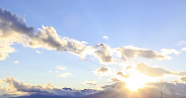 Λήξη του όμορφου και πολύχρωμου ηλιοβασιλέματος του βουνού. Time lapse of clouds moving in the sky colored by setting sun σε ένα καλοκαιρινό βράδυ. Ταξίδι, έννοια της φύσης — Αρχείο Βίντεο