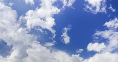 Beyaz bulutlu güzel mavi gökyüzü, hoş rüzgarlar tarafından hareket ettirildi. Bulutlu hava ve güneş, yaz ya da bahar günlerinde.