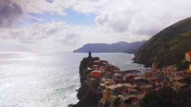 Vernazza köyünün uçurumlarındaki evler Cinque Terre Ulusal Parkı 'ndaki popüler turizm merkezi, UNESCO Dünya Mirası Alanı, Vernazza, Liguria, İtalya