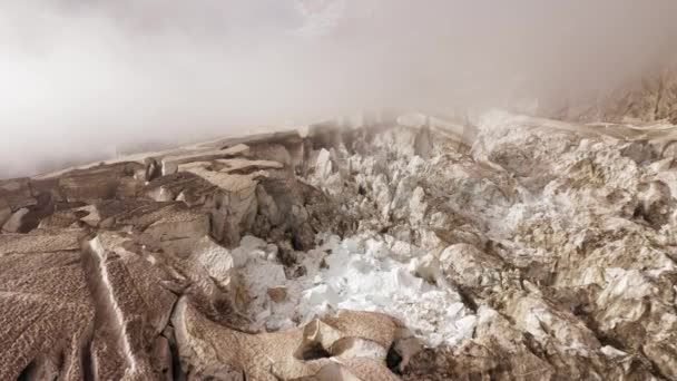 Luchtfoto van de Belvedere gletsjer op een zonnige zomerdag. Wit ijs en rotsen vergelijkbare kleur, mist komt in Alpen berg — Stockvideo